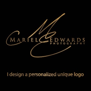 Peut inclure: Un logo de couleur dorée sur fond noir présentant les initiales ME en écriture stylisée entrelacées au-dessus du texte MARIEL EDWARDS PHOTOGRAPHY et de la phrase I design a personalized unique logo en police sans empattement.