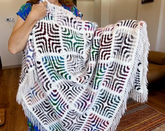 Ręcznie robiony na szydełku kolorowy koc: geometryczny pled boho z frędzlami