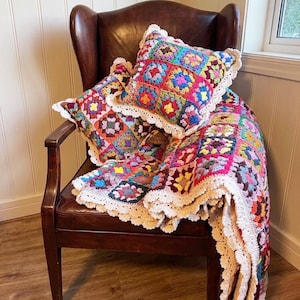 Juego de manta afgana colorida, manta cuadrada de ganchillo estilo abuela y almohadas.
