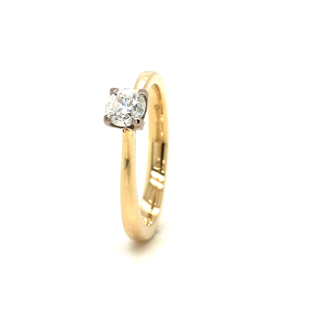 Pre-owned 18ct Yellow Gold Solitaire Claw Diamond Ring, Diamond
