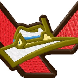 Peut inclure: Un écusson brodé en marron et rouge avec un chapeau vert orné d'un bandeau bleu. Le chapeau est partiellement caché par les ailes rouges.