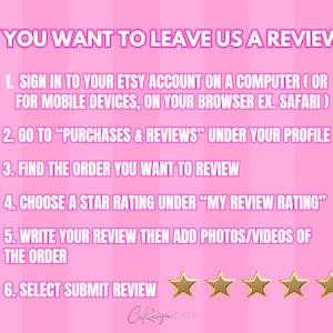 Op de afbeelding: Roze achtergrond met witte tekst die uitlegt hoe je een recensie op Etsy kunt achterlaten. De tekst bevat instructies over hoe je inlogt, je bestelling vindt, het product beoordeelt, een recensie schrijft en de recensie indient. Vijf gouden sterren worden onderaan de afbeelding weergegeven.