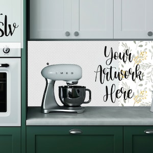 Puede incluir: Una cocina blanca con armarios verdes y una encimera blanca. Una batidora de pie está en la encimera, y un jarrón blanco con flores amarillas está en la encimera. El salpicadero es un patrón floral blanco y gris con el texto "Your Artwork Here".