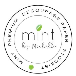 Pode incluir: Um c&iacute;rculo branco com texto preto que diz "PREMIUM DECOUPAGE PAPER STOCKIST MINT" ao redor da borda. No centro h&aacute; uma folha de hortel&atilde; verde e o texto "mint by Michelle".