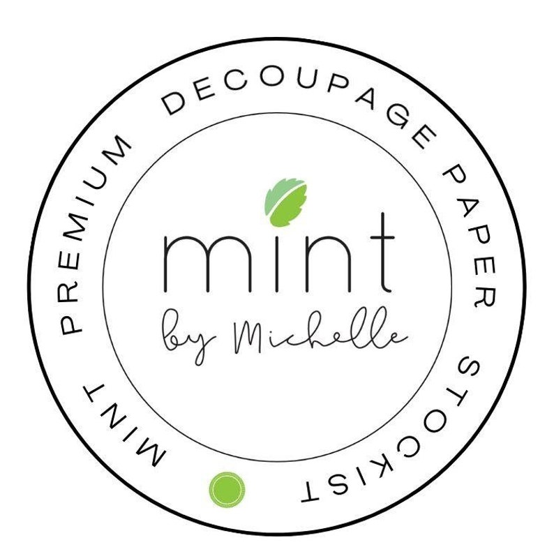 Pode incluir: Um c&iacute;rculo branco com texto preto que diz "PREMIUM DECOUPAGE PAPER STOCKIST MINT" ao redor da borda. No centro h&aacute; uma folha de hortel&atilde; verde e o texto "mint by Michelle".