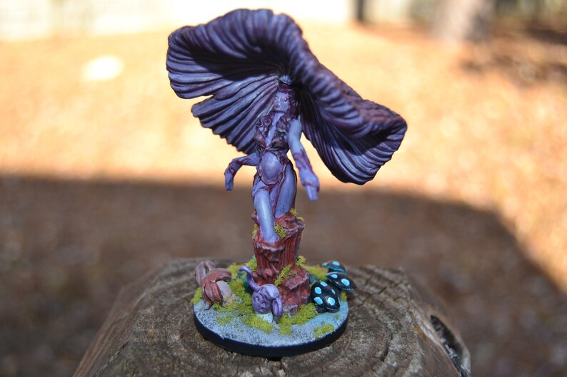 Miniature Fungal Queen Mushroom - Dungeons & Lasers G624 - Échelle 28mm - Non Peinte, Non Montée - Pour Modélistes Confirmés