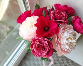 Ramo de flores de papel crepé hecho a mano: peonías, rosas y ranúnculos