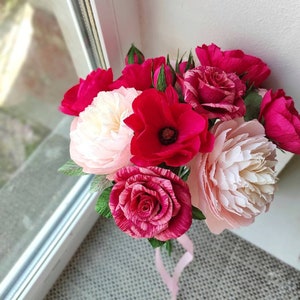 Peonie di carta crespa, regalo floreale per la festa della mamma, regalo di bouquet misto di fiori di carta per la moglie, bouquet di rose di carta brillante per il 1° anniversario