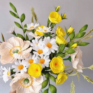 Regalo di fiori solari per il compleanno, regalo di anniversario con bouquet di carta crespa, composizione di fiori di camomilla, bouquet di fiori di campo per la mamma