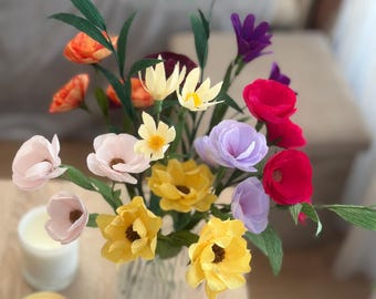 Handgemaakt bloemboeket van crêpepapier: helder gemengd bloemstuk