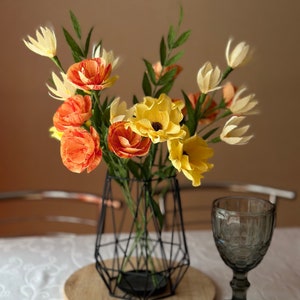 Composizione floreale di carta, fiori di carta crespa arancione/gialla per vaso, fiori luminosi fatti a mano per la decorazione della casa, decorazioni floreali da tavola