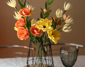 Handgemaakt crêpepapier bloemstuk: oranje en geel bloemendecor