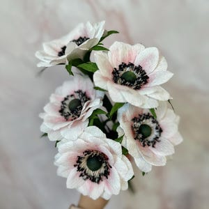 Bouquet di fiori di carta crespa per l'arredamento della casa, decorazione di fiori bordeaux, anemone di fiori artificiali, centrotavola floreale, decorazione da tavola