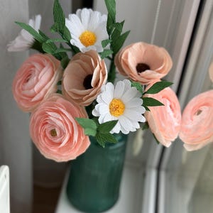 Handgemachter Blumenstrauß aus Krepppapier: Ranunkel & Gänseblümchen Geschenk