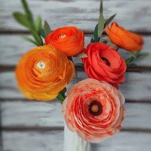 Bouquet di fiori di carta arancione brillante, regalo di fiori di carta crespa, regalo di fiori di compleanno, bouquet di ranuncoli di carta, regalo di fiori unico per lei