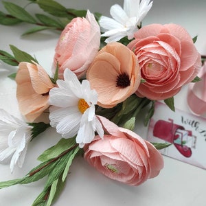 Regalo floreale per la festa della mamma, bouquet di ranuncoli con fiori di carta e cartolina per la fidanzata, fiori alternativi, bouquet regalo per la moglie