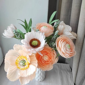 Handgefertigter Blumenstrauß aus Krepppapier: Ranunkel, Mohn & Rosen