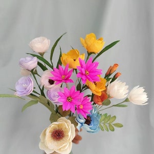 Bouquet estivo luminoso, bouquet di fiori di carta crespa, regalo floreale per compleanno, centrotavola floreale, fiori di carta realistici