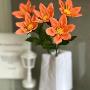 Handgemaakt crêpepapier dahliaboeket: feloranje bloemstuk