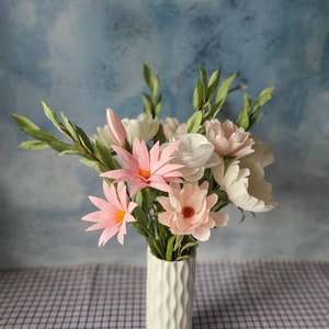 Centrotavola di fiori di carta, Decorazione floreale per addio al nubilato, Composizione floreale di carta, Decorazione floreale romantica, Bouquet di carta crespa