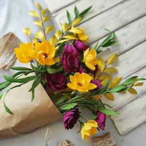 Composizione floreale di carta, bouquet di carta crespa, regalo di fiori di compleanno, bouquet di fiori gialli/bordeaux, regalo di anniversario, regalo di ringraziamento