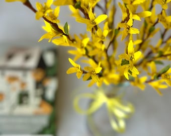 Gelbe Forsythienzweige, handgefertigte Papierblumen, Frühlingsdeko, leuchtender Kunststrauß, modernes Tischgesteck