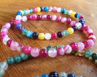Bracelet de petites perles naturelles avec message personnalise sur le bois.  Natural agate stone beaded bracelet on elastic.