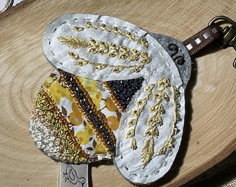 Geborduurde bijenhandtasbedel met kralen, wolvilt en applicatie Liberty-stof