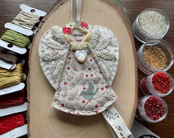 Gepersonaliseerde borduurdecoratie met engelkralen