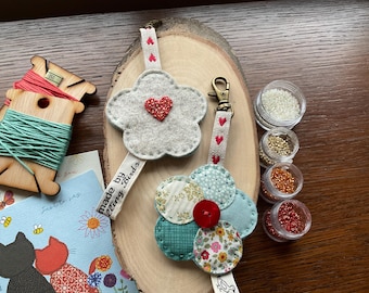 Liefdeshart bloementashanger sleutelhanger met de hand geborduurd en met kralen