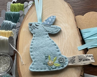 Hangend vilten ornament Gazing Bunny met handborduurwerk en kralen