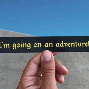 I&#39;m Going on an Adventure Sticker – Fantasy-inspirierter Reise-Vinyl-Aufkleber, literarische Ästhetik, wasserfest für Laptop, Wasserflasche, Auto, Nomaden