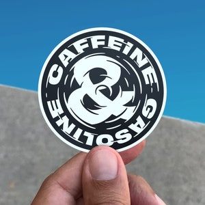 Puede incluir: Una pegatina redonda en blanco y negro con el texto "CAFFEINE & GASOLINE" en un diseño circular.