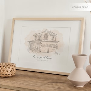 K&ouml;nnte beinhalten: Eine beige Aquarell-Illustration eines Hauses mit einer Garage, mit dem Text "home sweet home BLOOMINGTON, IN" unter dem Haus.