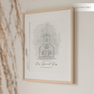 K&ouml;nnte beinhalten: Ein gerahmter Druck mit einem Aquarellhintergrund und einer Linienzeichnung einer Kirche. Der Text "Our Special Day" und das Datum "10 November 2021" sind unter der Kirche gedruckt.