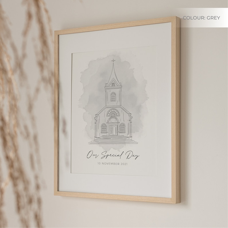 K&ouml;nnte beinhalten: Ein gerahmter Druck mit einem Aquarellhintergrund und einer Linienzeichnung einer Kirche. Der Text "Our Special Day" und das Datum "10 November 2021" sind unter der Kirche gedruckt.