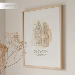 K&ouml;nnte beinhalten: Ein gerahmter Druck mit einem braunen Hintergrund, der eine Strichzeichnung eines Hauses mit einem Aquarell-Wasch zeigt. Der Text "Our First Home" befindet sich unter dem Haus, zusammen mit der Adresse "2455 Chardonnay Drive, Macungie, PA".