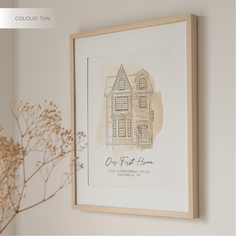 K&ouml;nnte beinhalten: Ein gerahmter Druck mit einem braunen Hintergrund, der eine Strichzeichnung eines Hauses mit einem Aquarell-Wasch zeigt. Der Text "Our First Home" befindet sich unter dem Haus, zusammen mit der Adresse "2455 Chardonnay Drive, Macungie, PA".