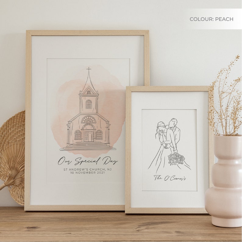 K&ouml;nnte beinhalten: Zwei gerahmte Illustrationen, eine von einer Kirche mit einem pfirsichfarbenen Aquarellhintergrund und dem Text "Our Special Day, ST ANDREW'S CHURCH, NJ, 10 NOVEMBER 2021", und die andere von einem Paar mit dem Text "The O'Connor's".