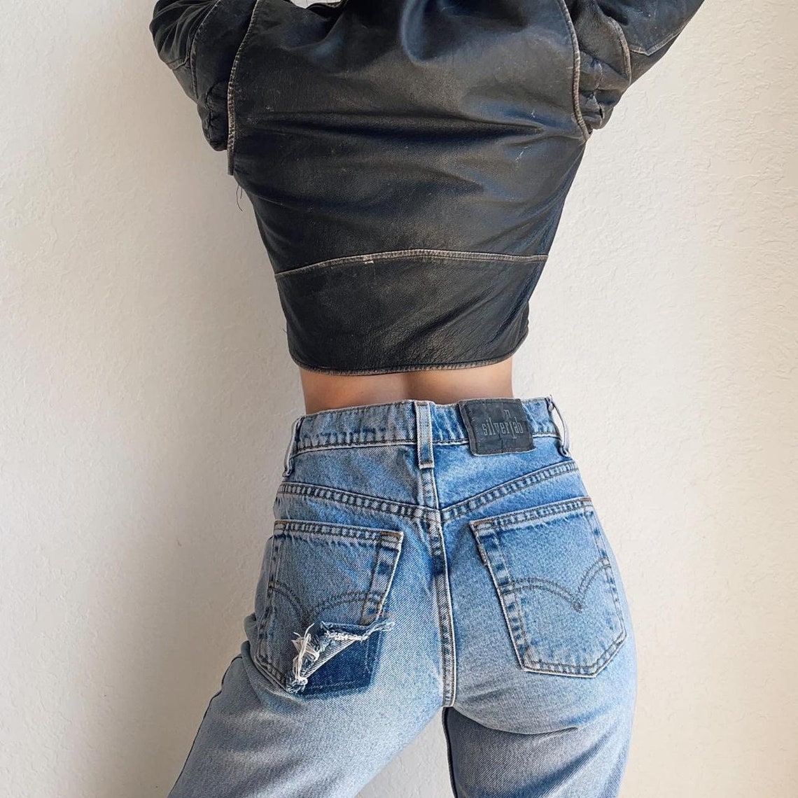 Vintage Levis Jeans: Light Wash Bell Bottoms, Distressed Denim, foto 4 di 5