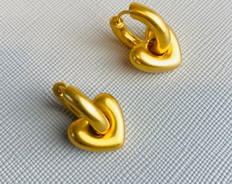 2cm 18K Heart Huggie Earrings; 18K Gold hoop earrings, Minimalist Heart Hoop Earrings, Open Heart Hoops Earrings, Chunky Gold Hoop Earrings