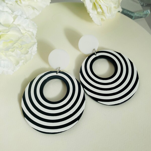 Black and white chain earrings main image 0