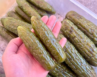 Rzeźbiony ogórek kiszony z jadeitu, realistyczna rzeźba warzywna, ręcznie rzeźbiona dekoracja z kamieni szlachetnych, wyjątkowa ozdoba biurka, prezent dla smakoszy