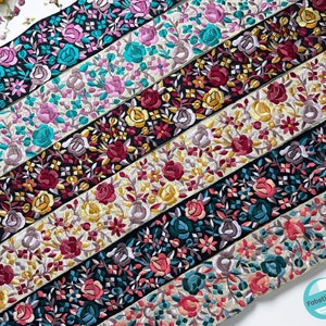 Pode incluir: Conjunto de fitas bordadas coloridas com desenhos florais. As fitas bordadas estão dispostas em diagonal, com as pontas de cada peça sobrepostas. As fitas bordadas estão disponíveis em uma variedade de cores, incluindo preto, branco, vermelho, amarelo, azul e verde.