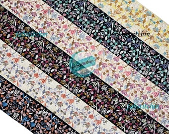 Peut inclure: Cinq galons de ruban à motifs floraux différents en noir, blanc et beige avec une variété de fleurs colorées. Les galons sont disposés en diagonale sur l'image.