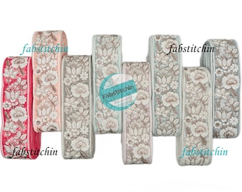 Pode incluir: Uma coleção de fitas de acabamento florais bordadas em várias cores, incluindo vermelho, rosa, cinza e azul. Cada fita apresenta um padrão floral branco detalhado com detalhes metálicos. O logotipo "fabstitchin" é visível.