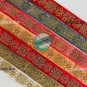 Peut inclure: Assortiment de six rubans de garniture brodés avec du fil doré et des perles. Les rubans sont de différentes couleurs, notamment rouge, orange et gris. La garniture est parfaite pour ajouter une touche d'élégance à tout projet.