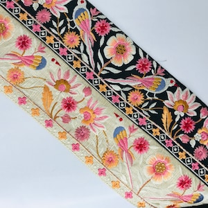 Dentelles indiennes, bordures de sari, bordures indiennes, bohème, lacets de sari en soie, dentelle dorée de style bohème, bordures brodées, bordure de bordure oiseau par mètre