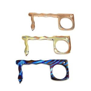 以下が含まれることがあります： 金、ブロンズ、青の3色のドアオープナー。各オープナーにはループハンドルと端部にフックが付いています。