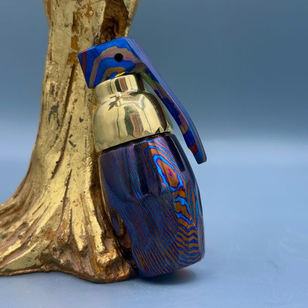 Timascus Pill Container • Handgefertigte Titan EDC Kapsel • Luxus Pocket Pill Box